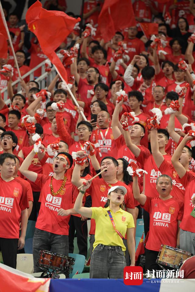 热门球队迎战，赛场上的精彩瞬间令人惊叹