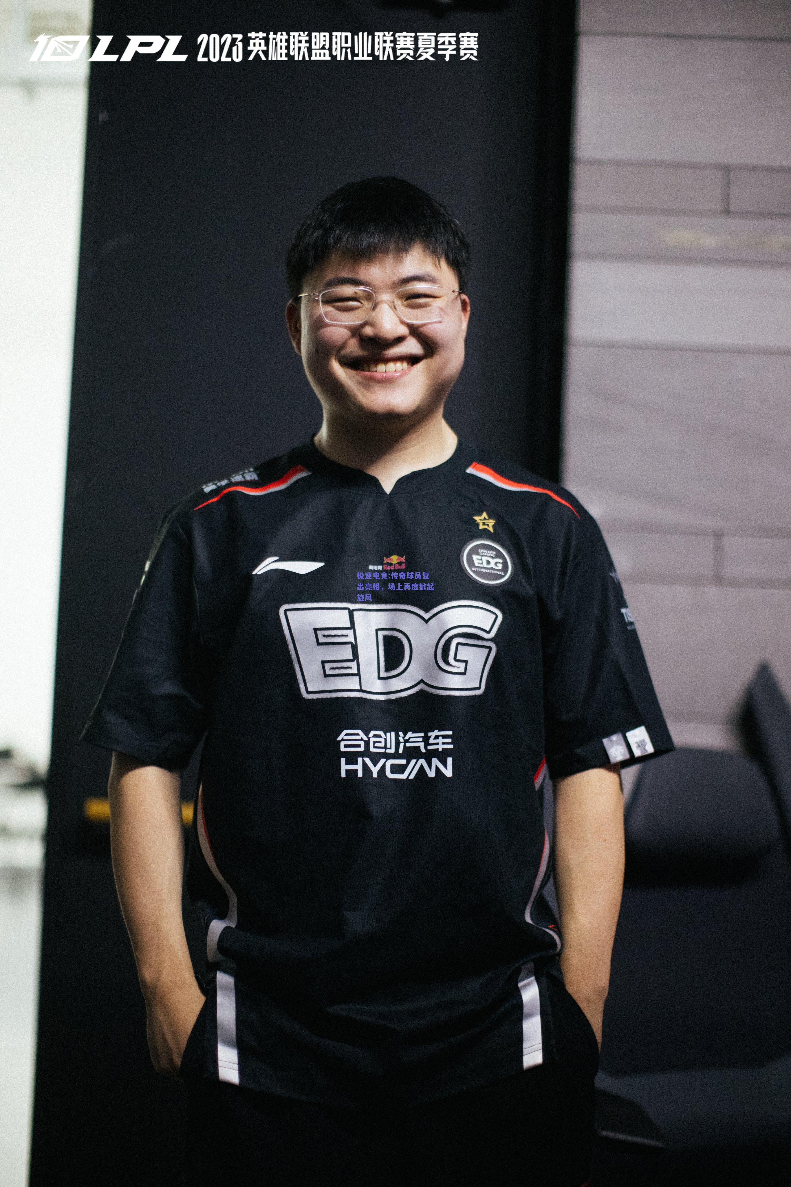 传奇球员复出亮相，场上再度掀起旋风